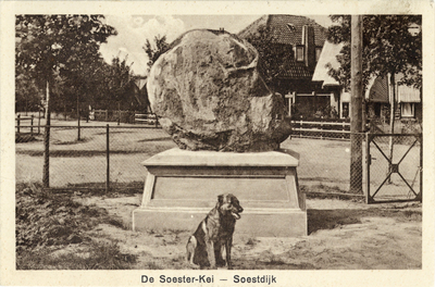 14408 Gezicht op de Soesterkei op een sokkel aan de Anna Paulownalaan te Soestdijk (gemeente Soest). Op de voorgrond ...